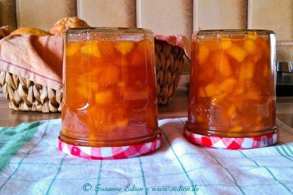 Zwei Gläser selbst gemachte Aprikosenmarmelade